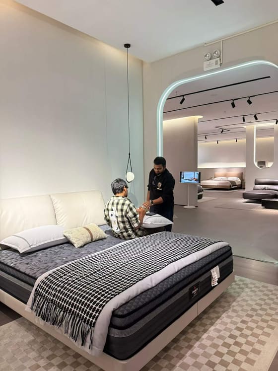 Customer Stores & Showrooms — photo 9