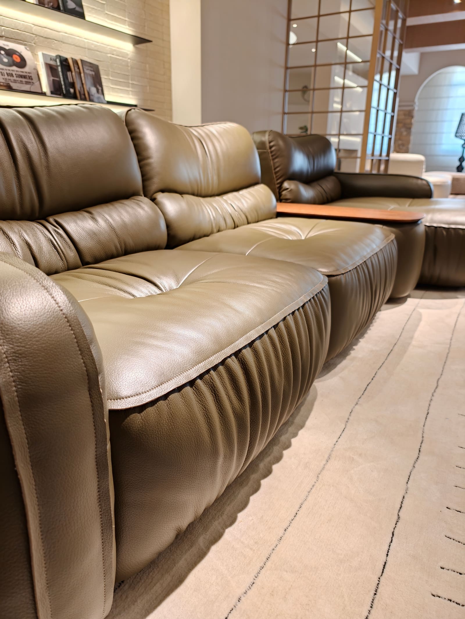 Compact Modular Top-Grain Leather Sofa with Chaise and Cabinet HD2456 5